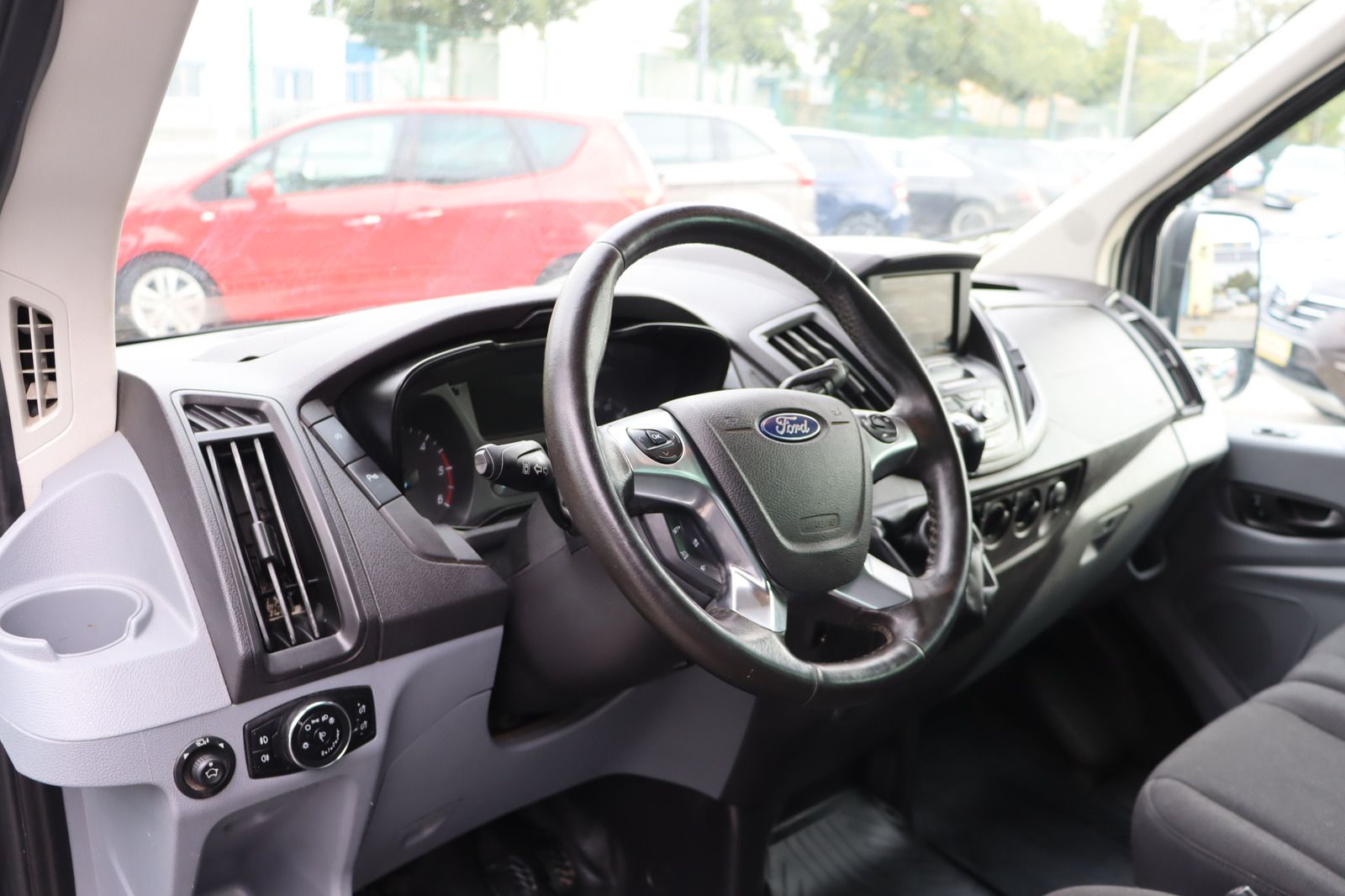 Fahrzeugabbildung Ford Transit 9-Sitzer * Rückfahrk. * Anhängerk.