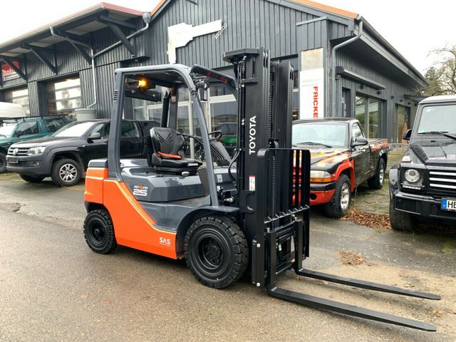 Toyota Dieselstapler Tonero 52-8FDF25 Seitenhub/Waage