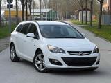 Opel Astra J Sports Tourer Edition *SHZ*ALU*LKRDHZ* - Opel Astra: Sports Tourer Edition