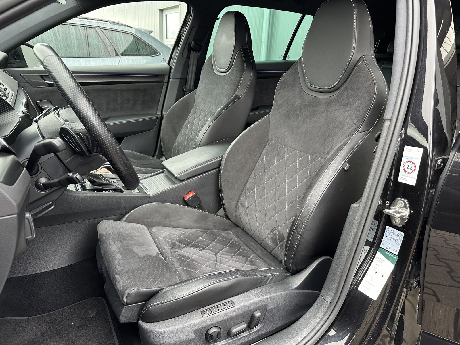 Fahrzeugabbildung SKODA Superb Combi 2.0 TDI DSG Sportline NAV+LED+KAM