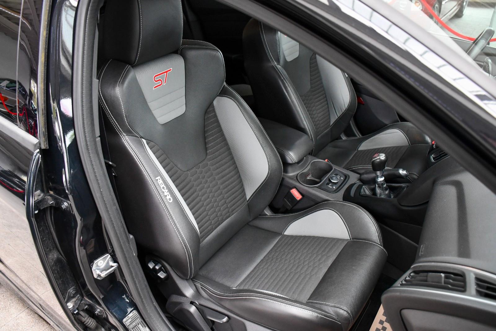 Ford Focus Lim. ST Schalter Recaro Kamera Navi 1.Hand