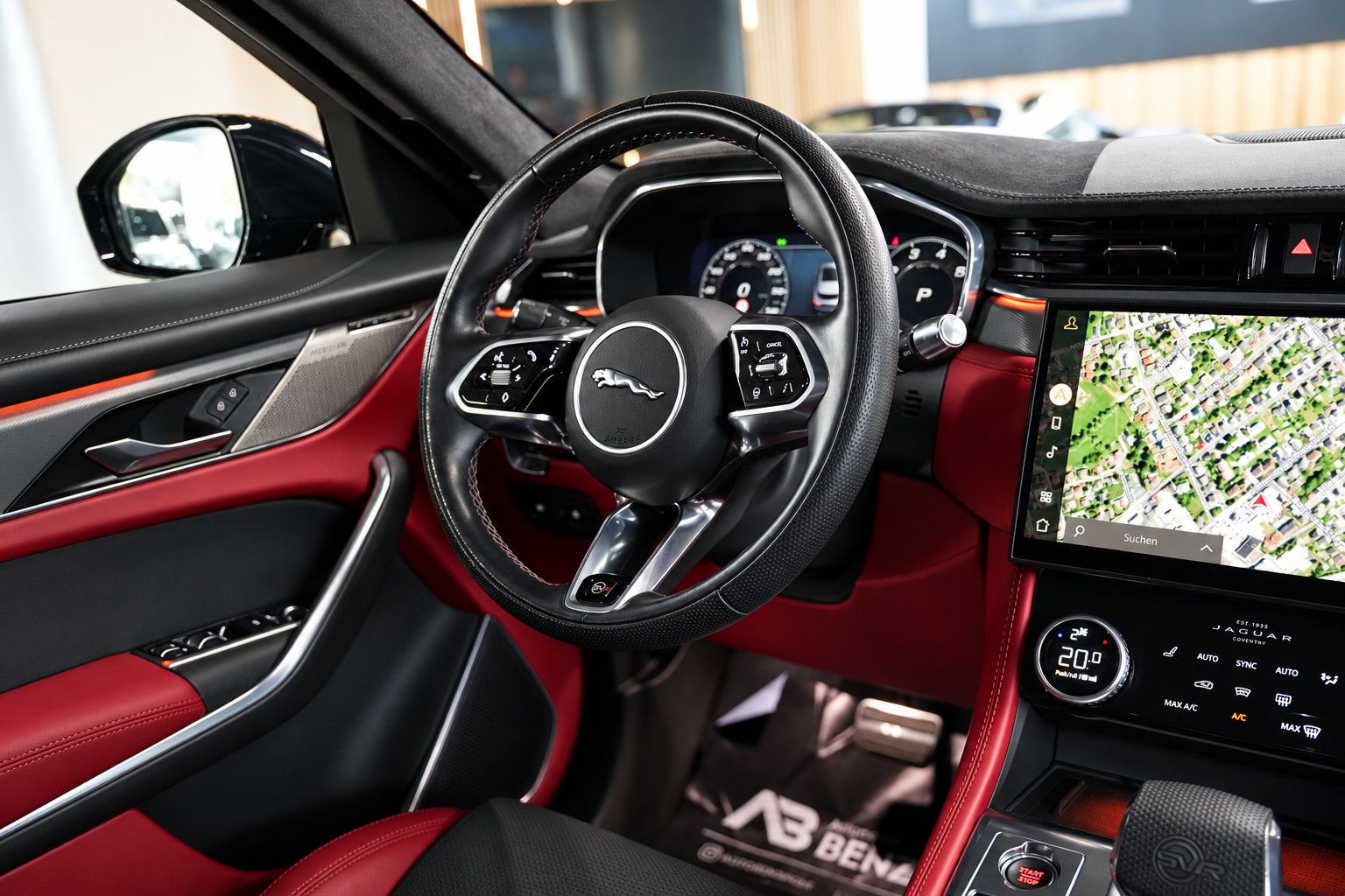 Fahrzeugabbildung Jaguar F-Pace  SVR /PANO/MERIDIAN/HUD/360°KAM/MEMORY