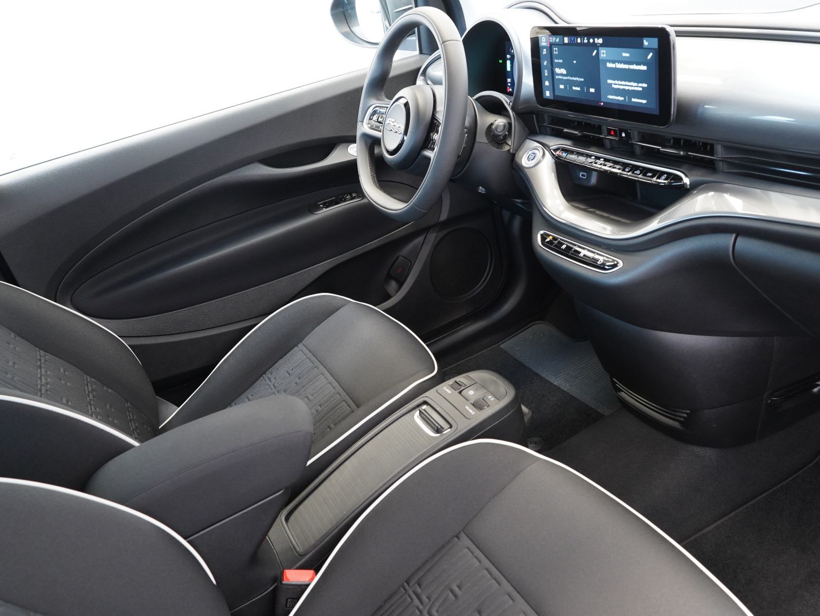 Fahrzeugabbildung Fiat 500e 87KW/42kWh/DC-LADEN/CARPLAY/DAB/SOH/KAMERA