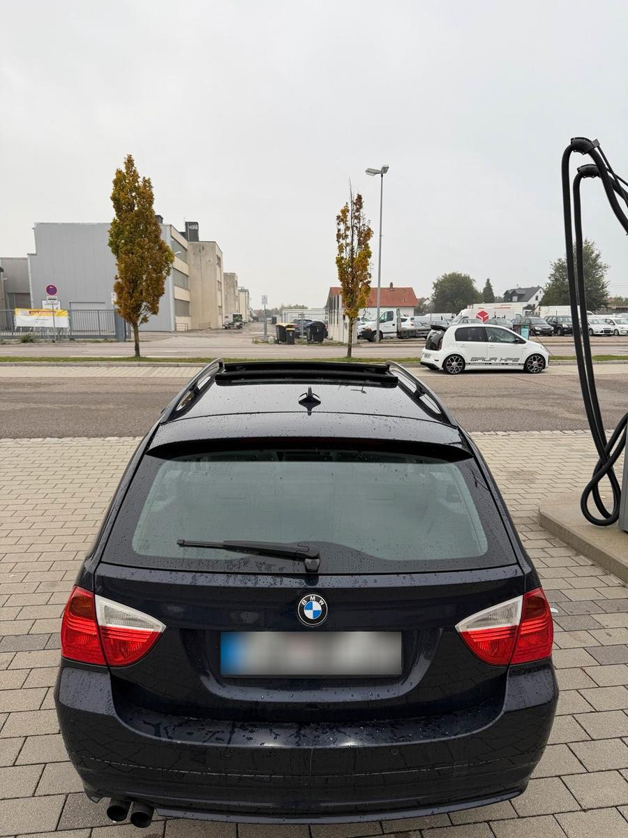 BMW 325 2006 — rear view