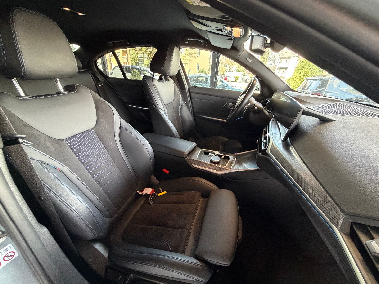 Fahrzeugabbildung BMW 320 d M Sport/M-PAKET/LED/SHADOW-LINE/AMBIENTE