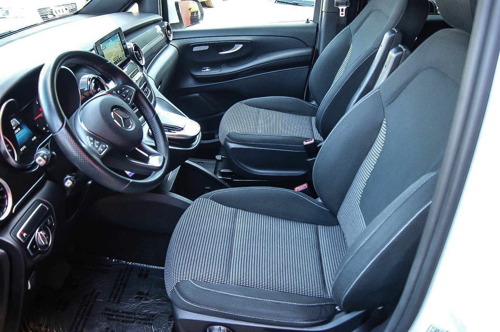 Fahrzeugabbildung Mercedes-Benz V 250 d EDITION AMG MBUX 7-SITZE IQ-LED KAMERA