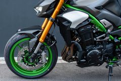 KAWASAKI Z 900 SE 2026 Performance + AKRA + Quickshifter