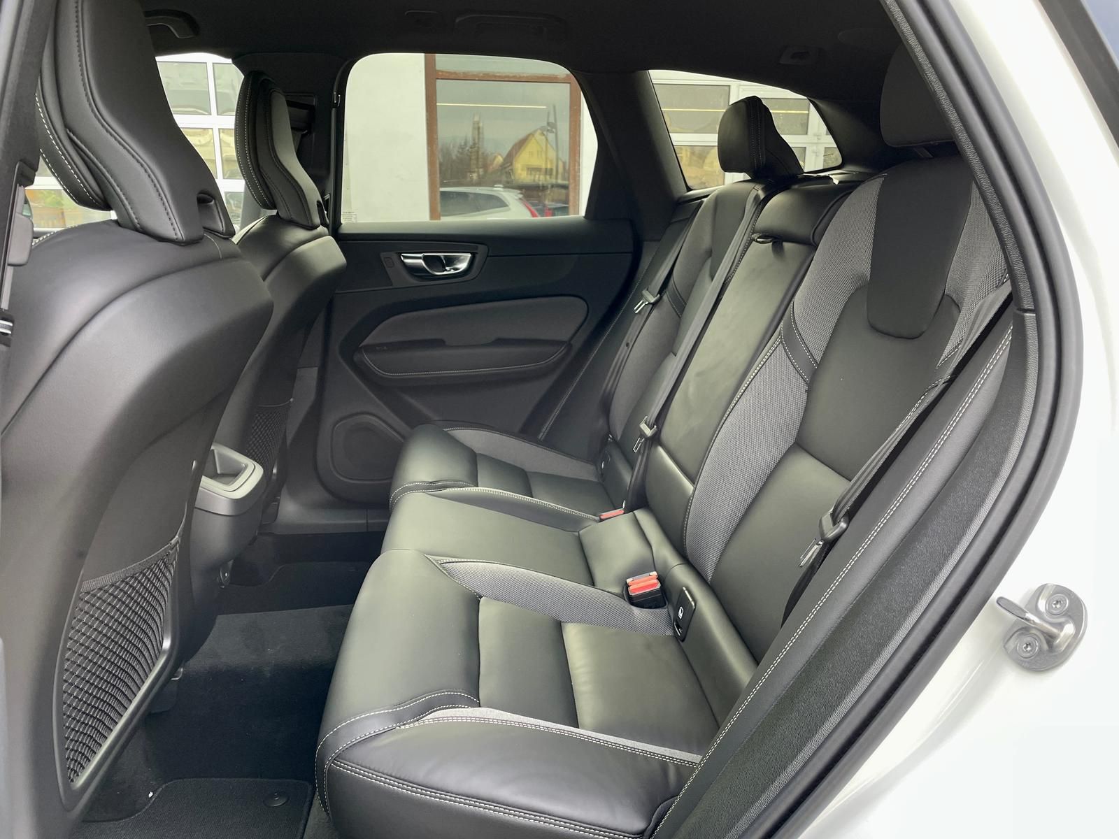 Volvo XC60 B4 AWD Plus Dark 4xSHZ ACC BLIS FHZ STDHZ foto 5