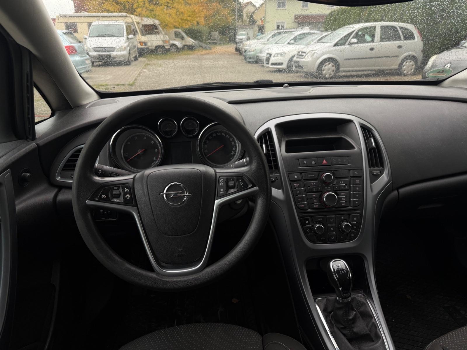 Opel Astra 2013 — фото 19