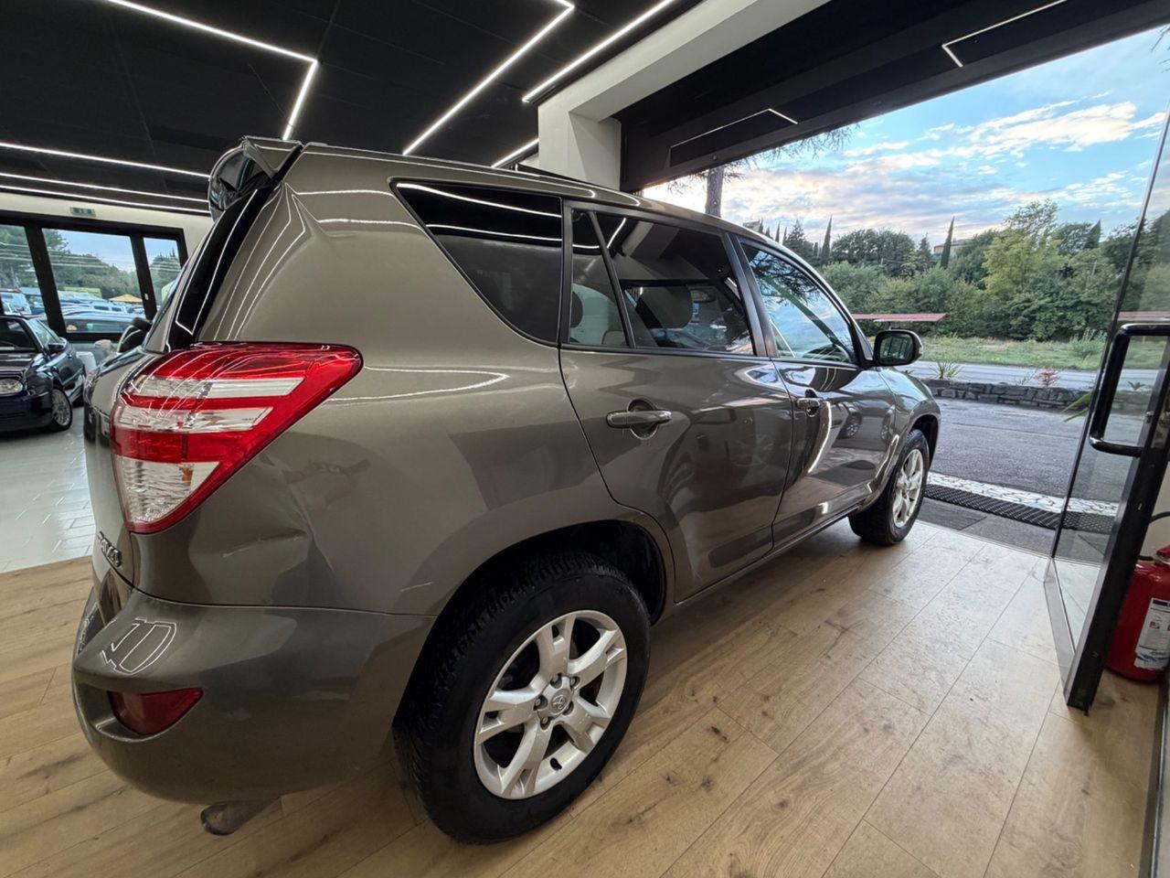 Toyota RAV4 2011 — rear view