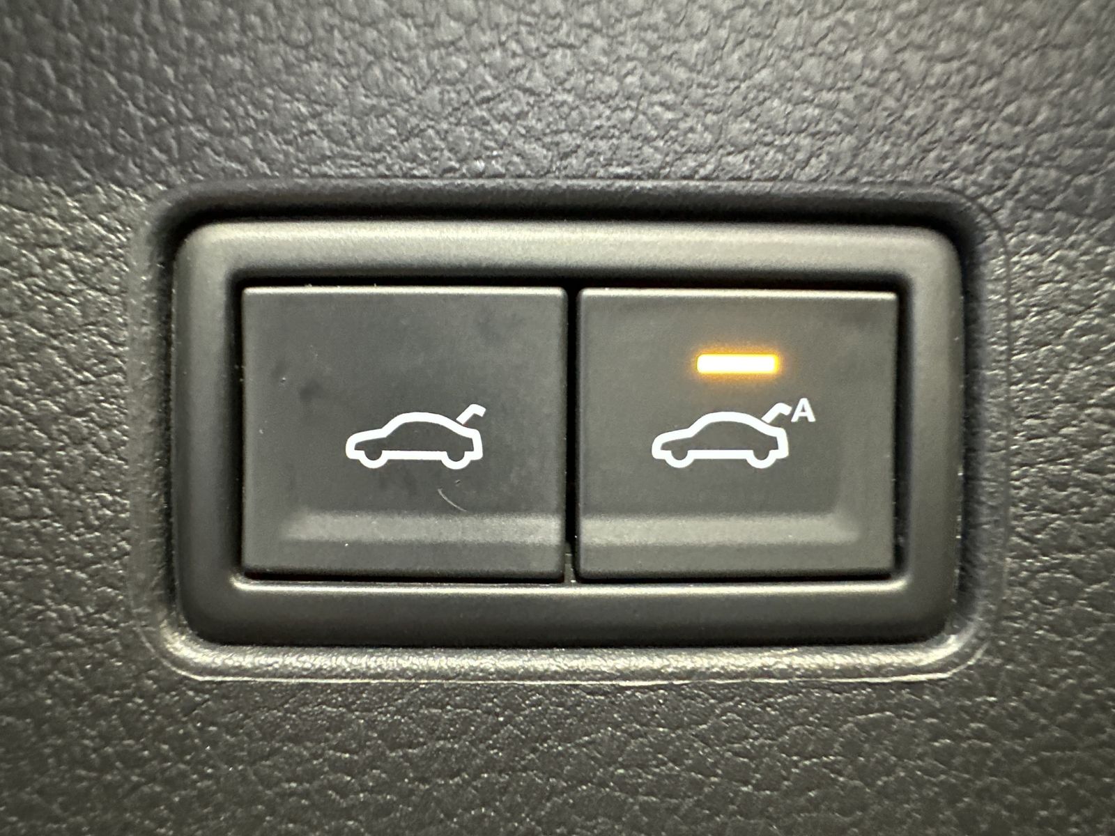 Fahrzeugabbildung Volkswagen Passat Variant 2.0 TSI DSG R-Line NAV+LED+AHK+VC