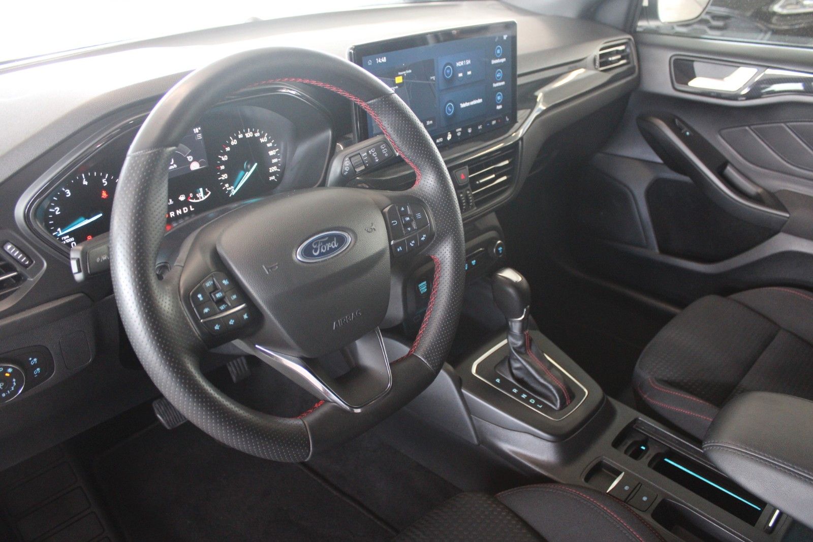 Fahrzeugabbildung Ford Focus ST-Line Aut. LED ACC BLIS WinterPaket uvm.