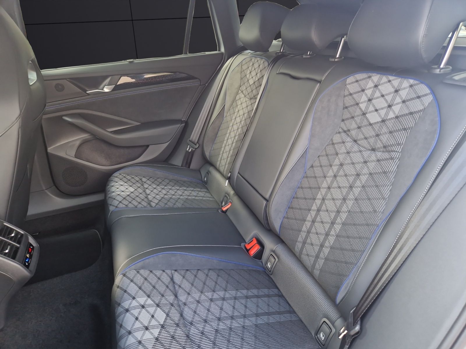 Fahrzeugabbildung Volkswagen Passat Variant 1.5 TSI eHybrid R-Line Matrix AHK