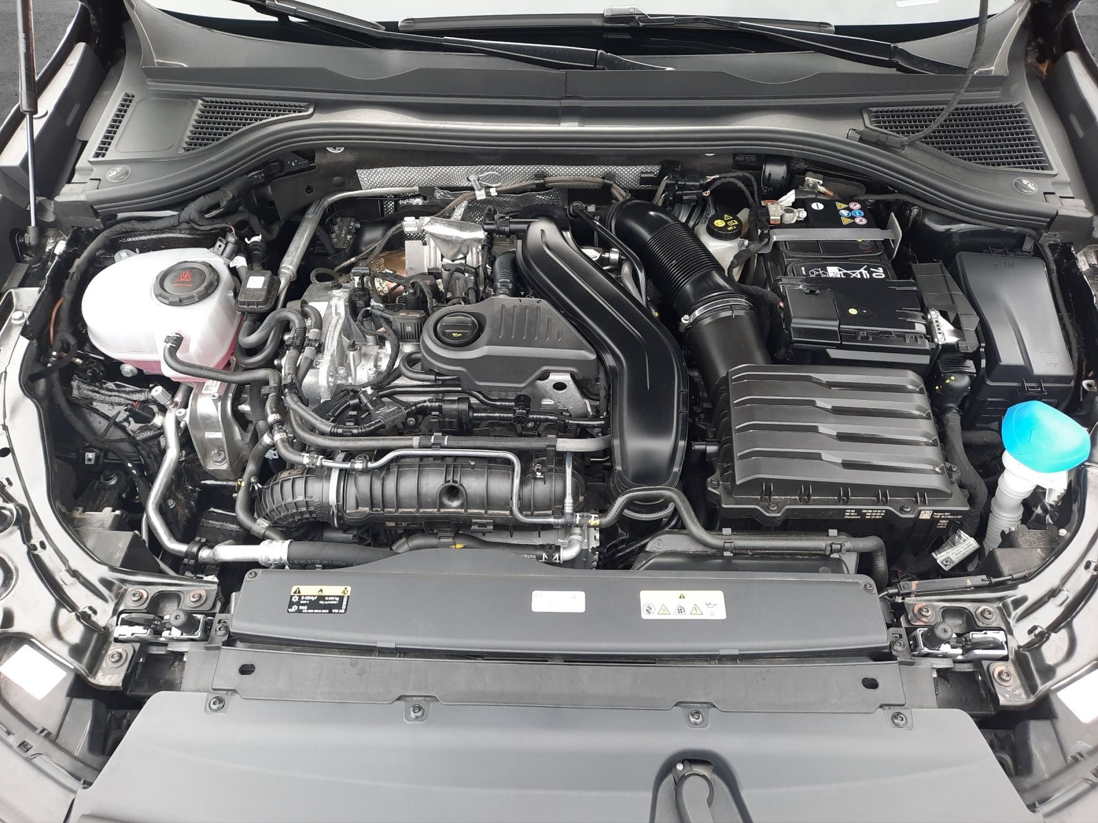 Fahrzeugabbildung Volkswagen Passat Variant eTSI Business DSG LED AHK Navi AI