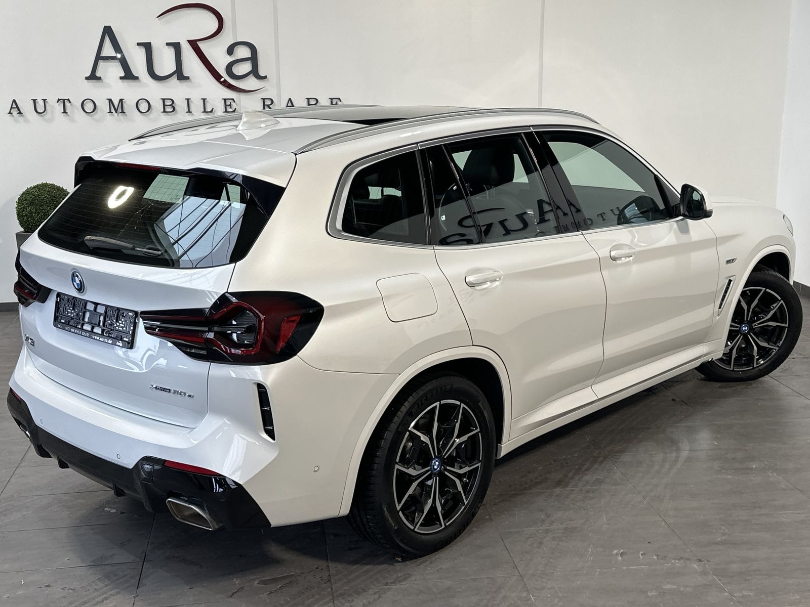 Fahrzeugabbildung BMW X3 xDrive30e M-Sport NAV+LED+PANO+HIFI+KAM+19ZO