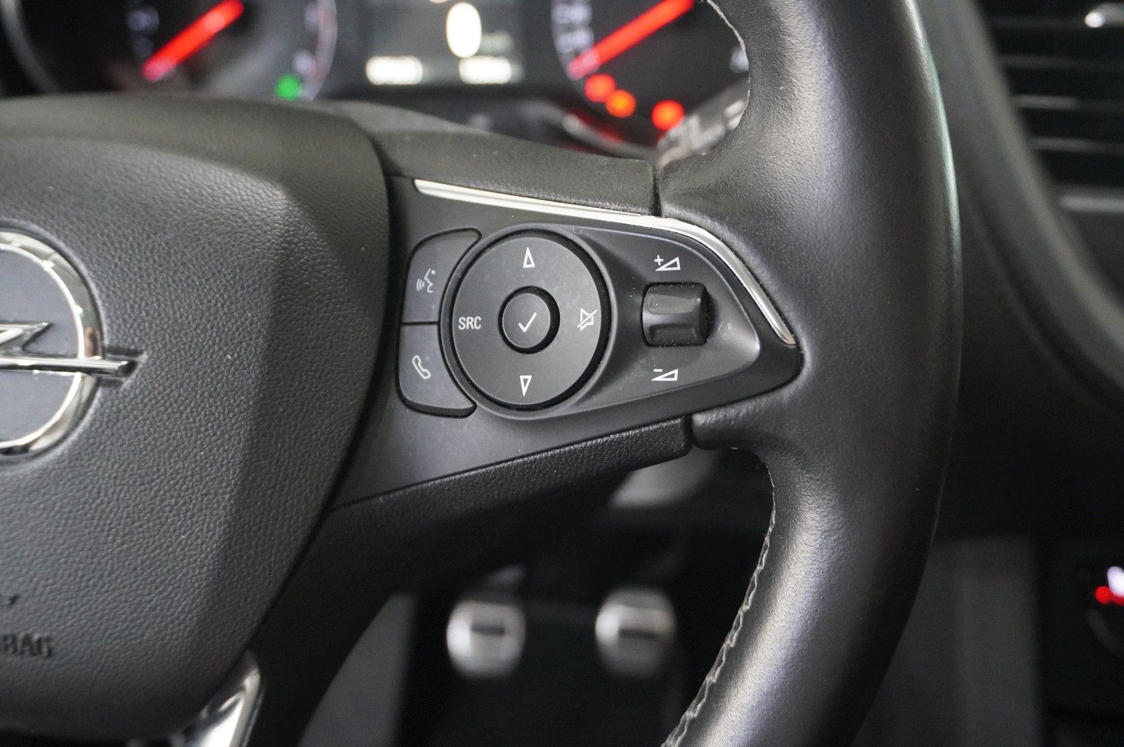 Fahrzeugabbildung Opel Grandland (X) 1.2T INNOV. NAVI/LED/KAMERA/PANO.