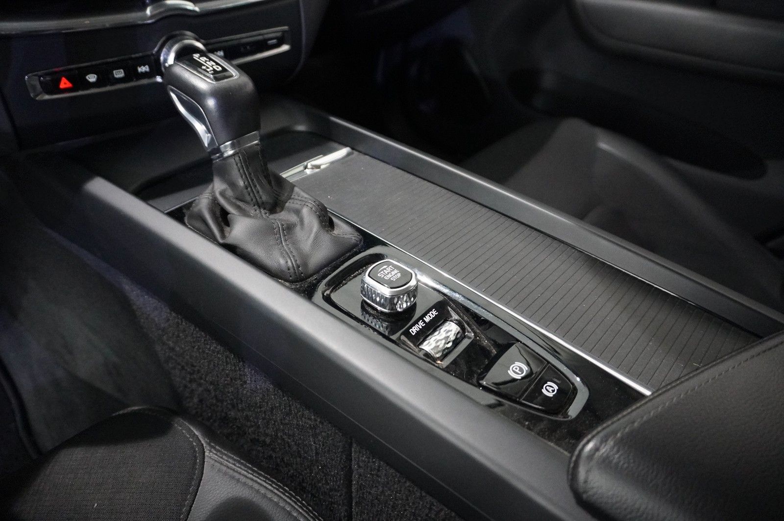 Fahrzeugabbildung Volvo XC 60 T4 MOMENTUM PRO NAVI/LED/VIRTU./SHZ/AHK