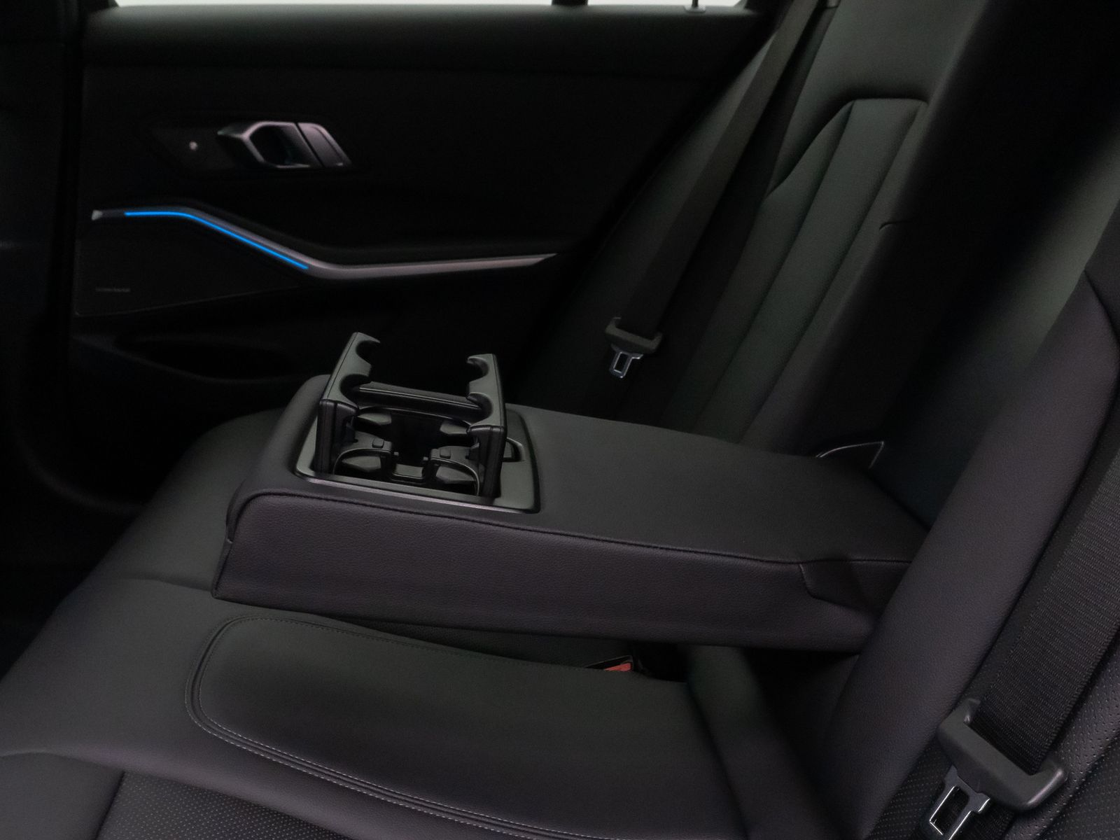 Fahrzeugabbildung BMW 320d 360° HUD DAB H/K Komfort Alarm Sport Leder