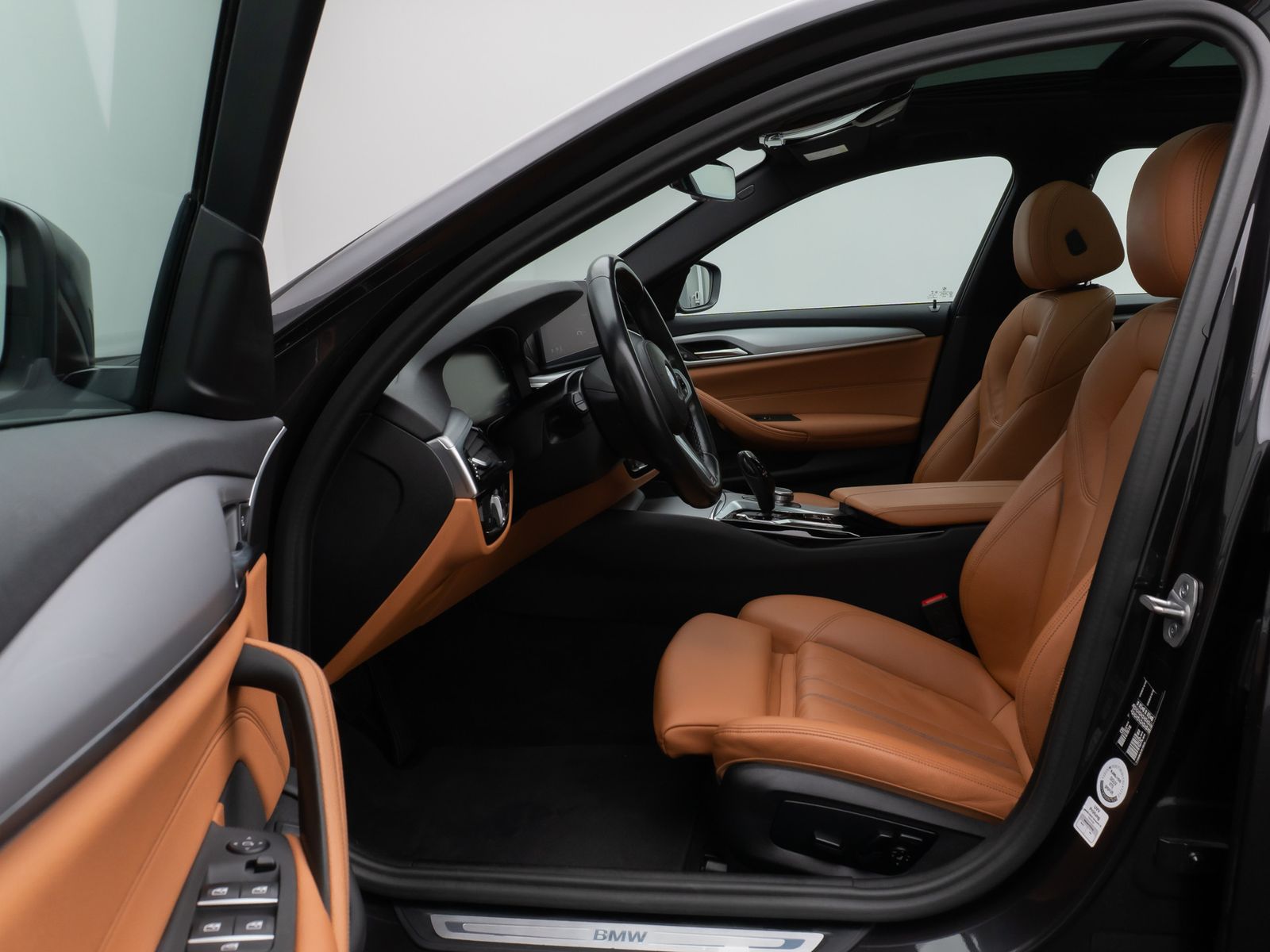 Fahrzeugabbildung BMW 520d Panorama DAB Leder AHK Alarm M Sport 18Zoll