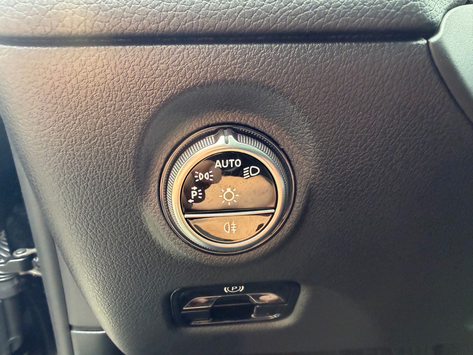 Fahrzeugabbildung Mercedes-Benz C 200d T RFK+SpurhaltA+EinparkP+SpiegelP+LED+IHC