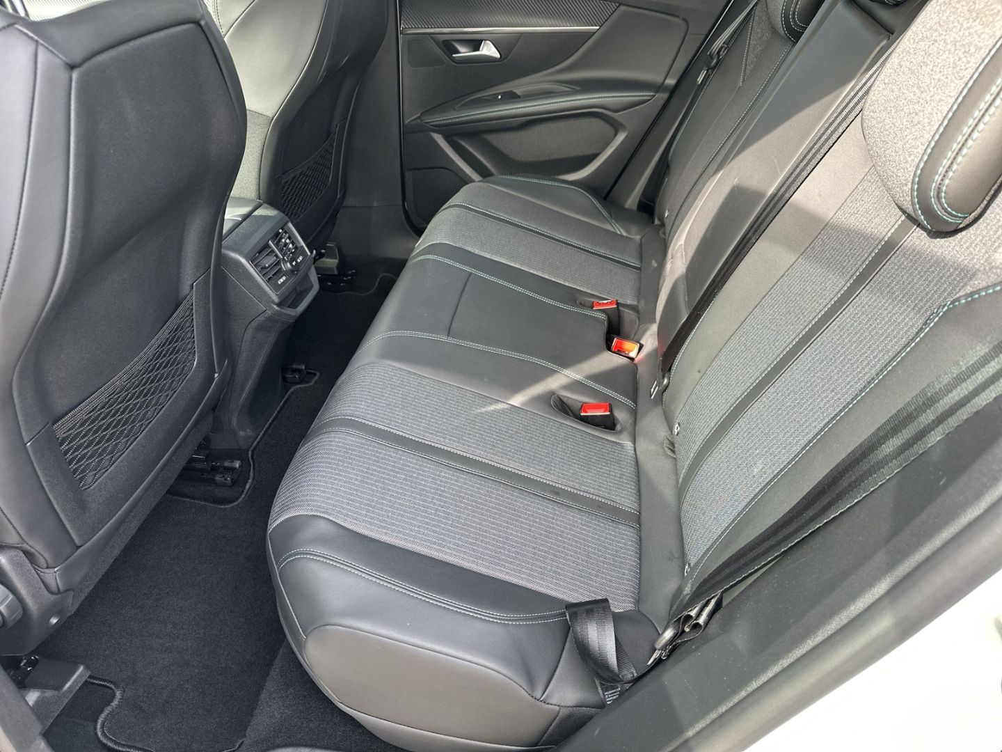 Fahrzeugabbildung Peugeot 3008 Hybrid 225 Allure Navi Digitales Cockpit LE