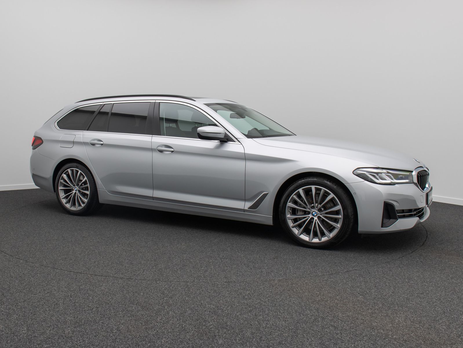 Fahrzeugabbildung BMW 530d Kamera DAB HiFi Panorama HUD Sport 19Zoll