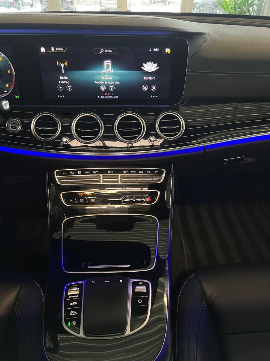 Fahrzeugabbildung Mercedes-Benz E 400 d 4Matic AMG LINE *PANO*designo-manufaktur