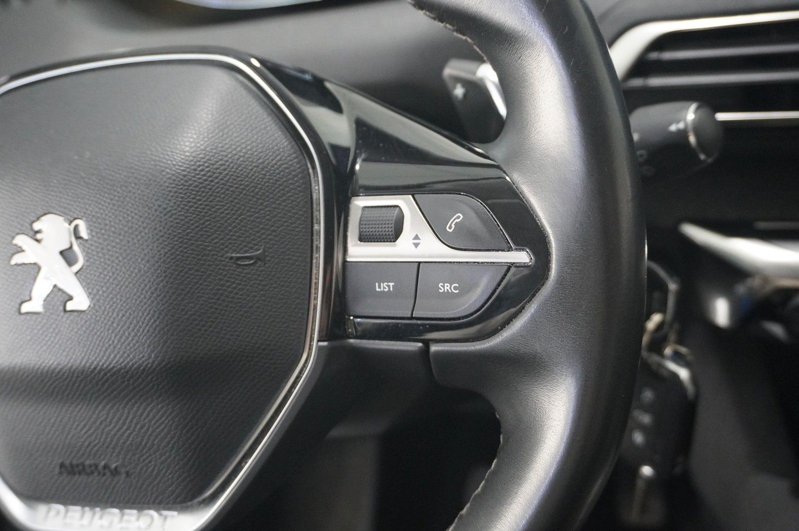 Fahrzeugabbildung Peugeot 5008 1.5D ALLURE NAVI/LED/KAMERA/VIRT/SH/DAB/AHK