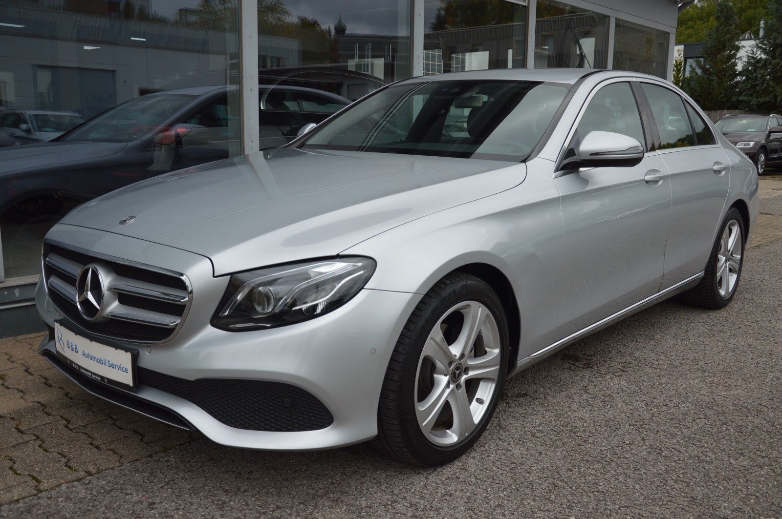 MERCEDES-BENZ E 220 d AVANTGARDE*9G-TRONIC*NAVI*LED*PDC*SHZ*