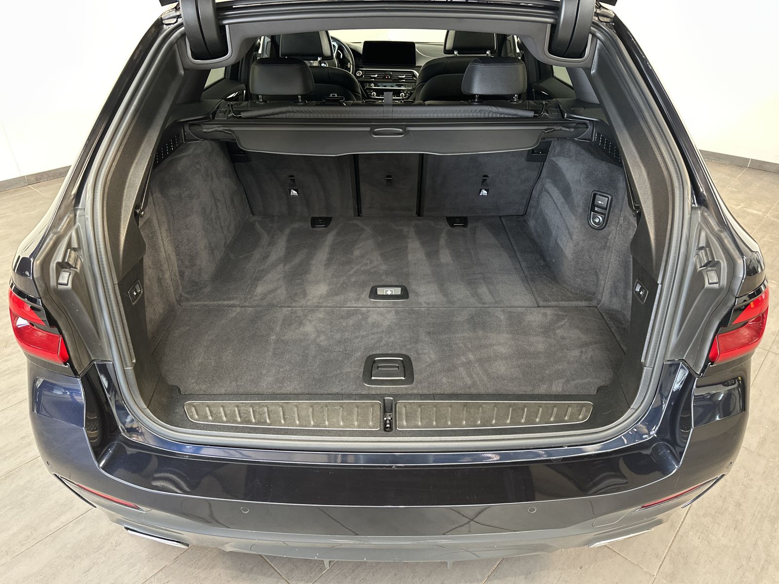Fahrzeugabbildung BMW 530d Touring xDrive M-Sport NAV+LASER+AHK+PANORA