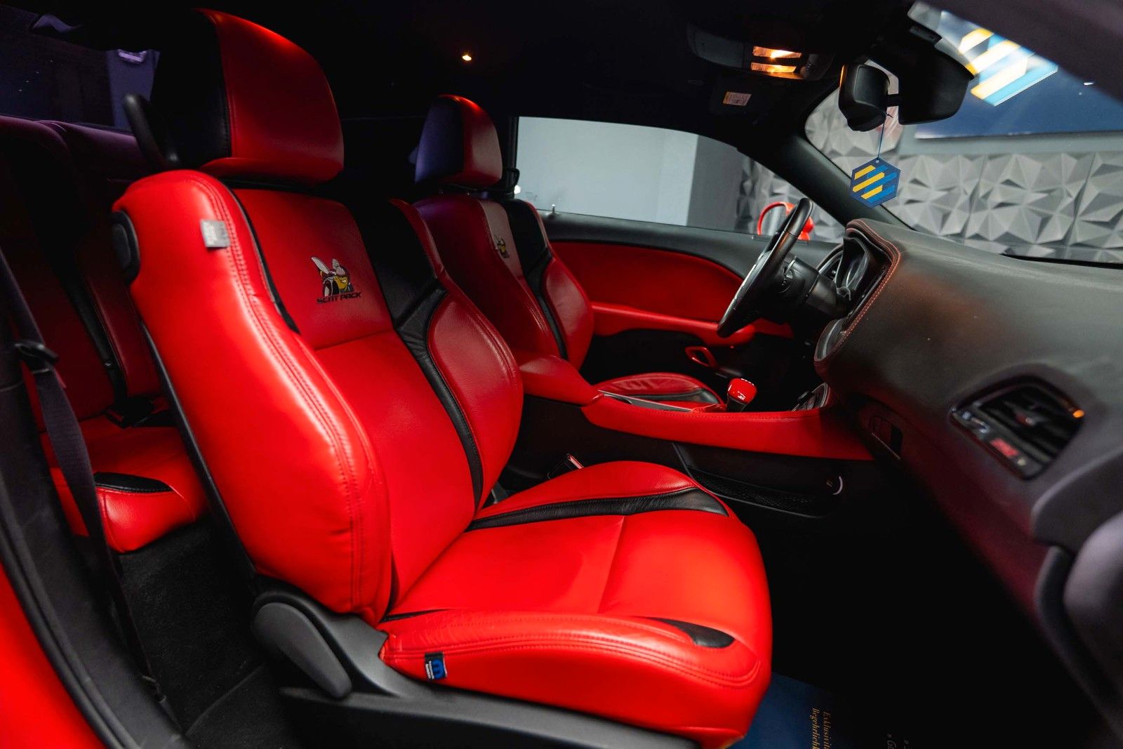 Fahrzeugabbildung Dodge Challenger 6.4 V8 SRT 392 R/T SCATPACK RED DEVIL