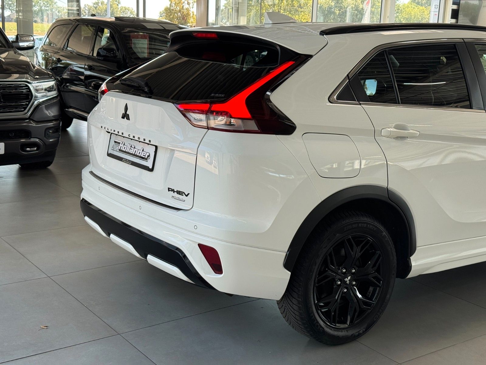 Fahrzeugabbildung Mitsubishi Eclipse Cross 2.4 PHEV Plus Select Black 4WD