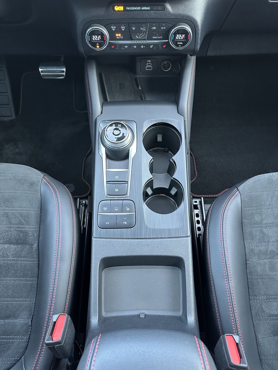 Fahrzeugabbildung Ford Kuga ST-Line X NAV+LED+PANO+AHK+20ZO+ACC+KAMERA