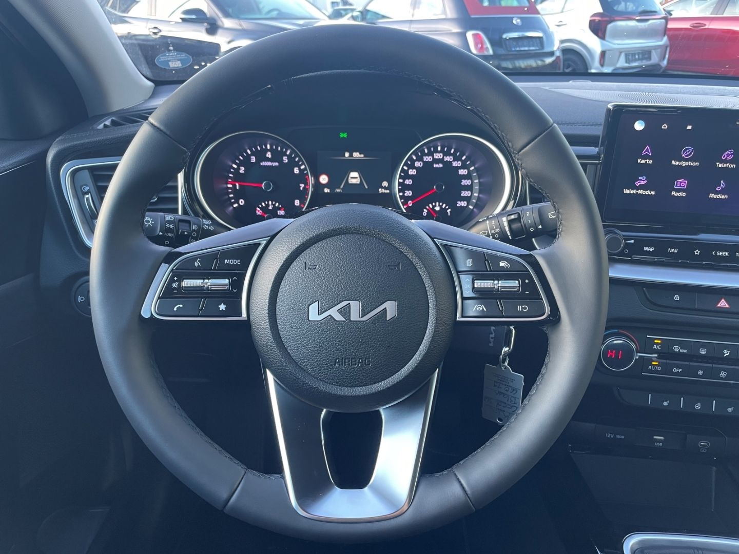 Fahrzeugabbildung Kia Ceed_sw Vision Kamera PDC VerkehrszeichERK