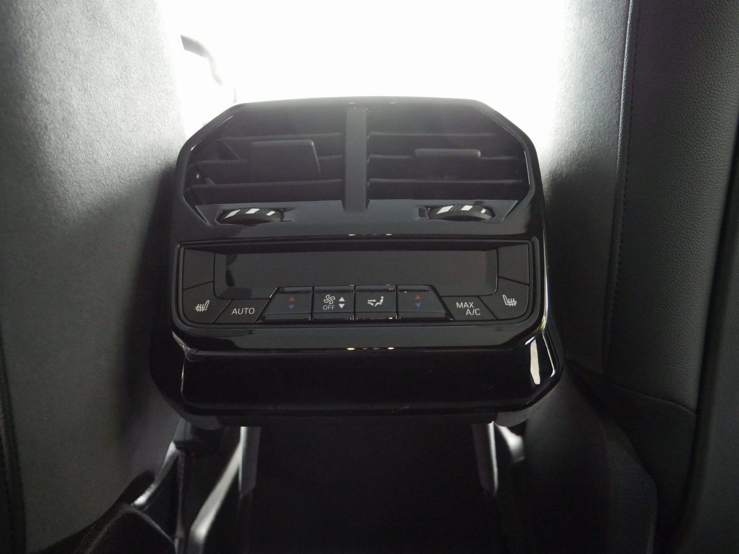 Fahrzeugeinzelansicht 16 Fahrzeugabbildung BMW iX M70 |B&W |Panoramaglasdach| Sitzbelüftung vor