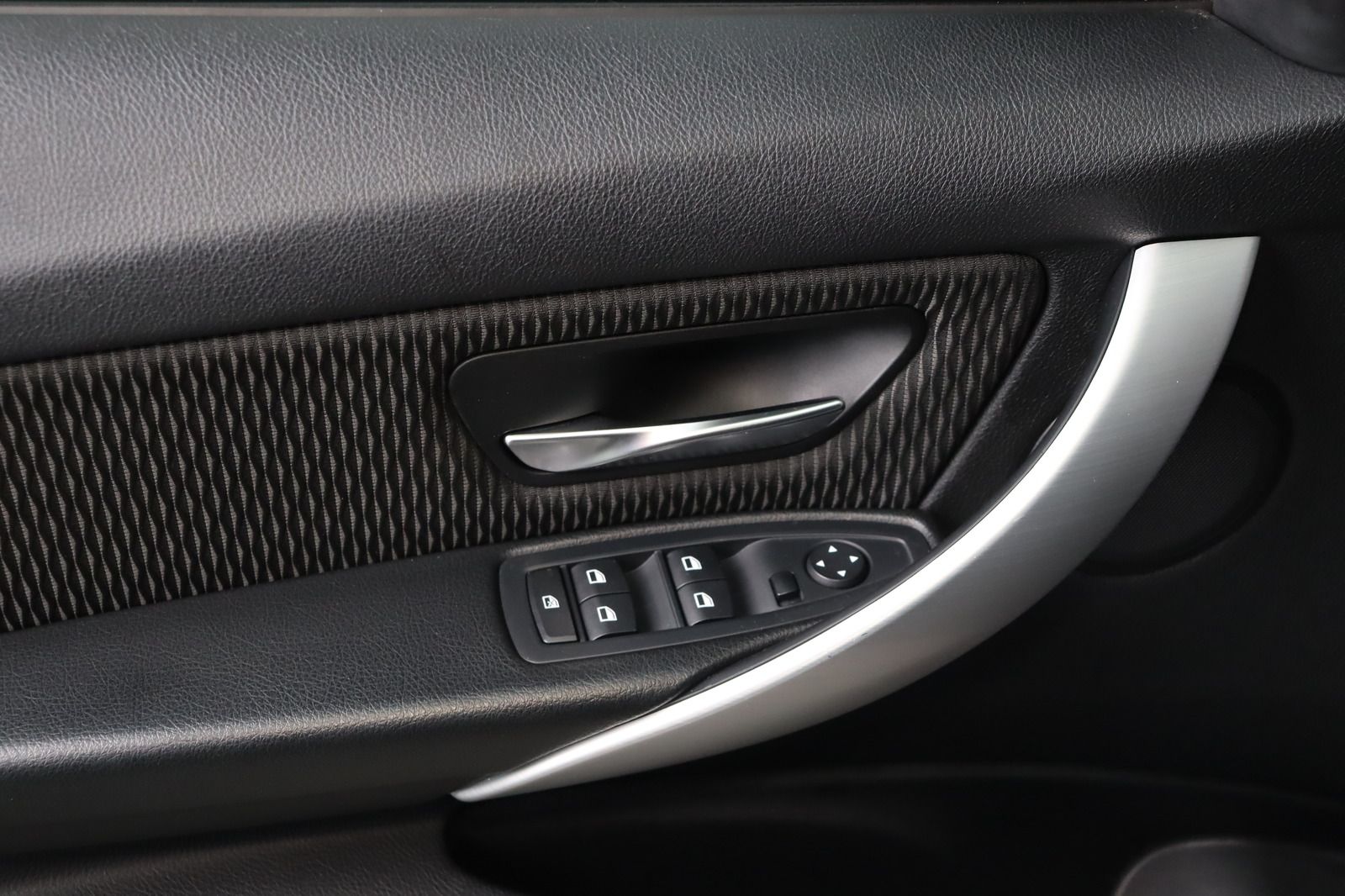 Fahrzeugabbildung BMW 320 i * AHK * Navi * SD