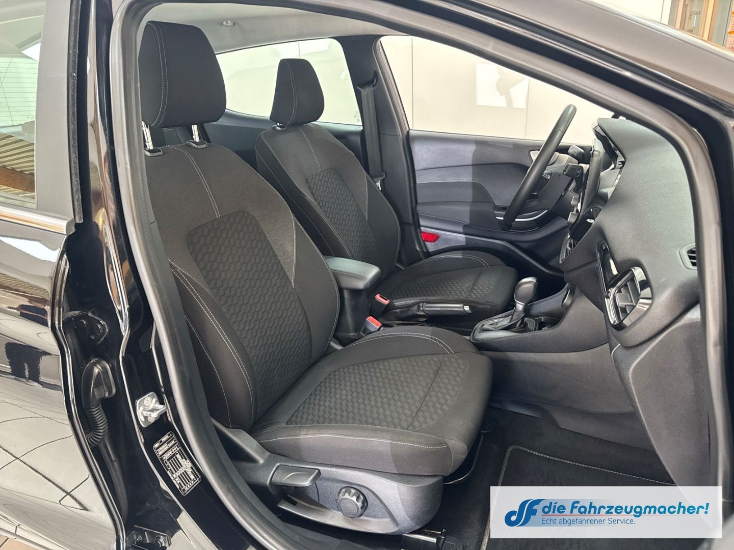 Fahrzeugabbildung Ford Fiesta Titanium Navi LED Blendfreies Fernl. Kurv