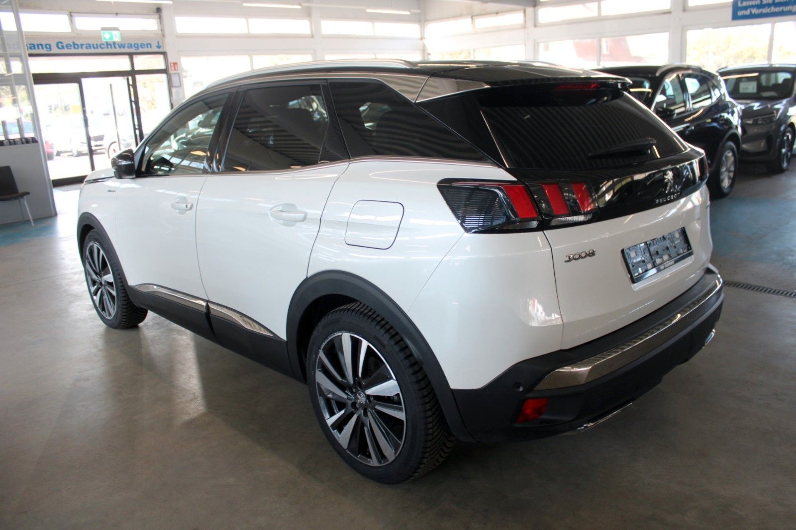 Fahrzeugabbildung Peugeot 3008 HYBRID4 300 e-EAT8 GT Full LED Panodach uvm