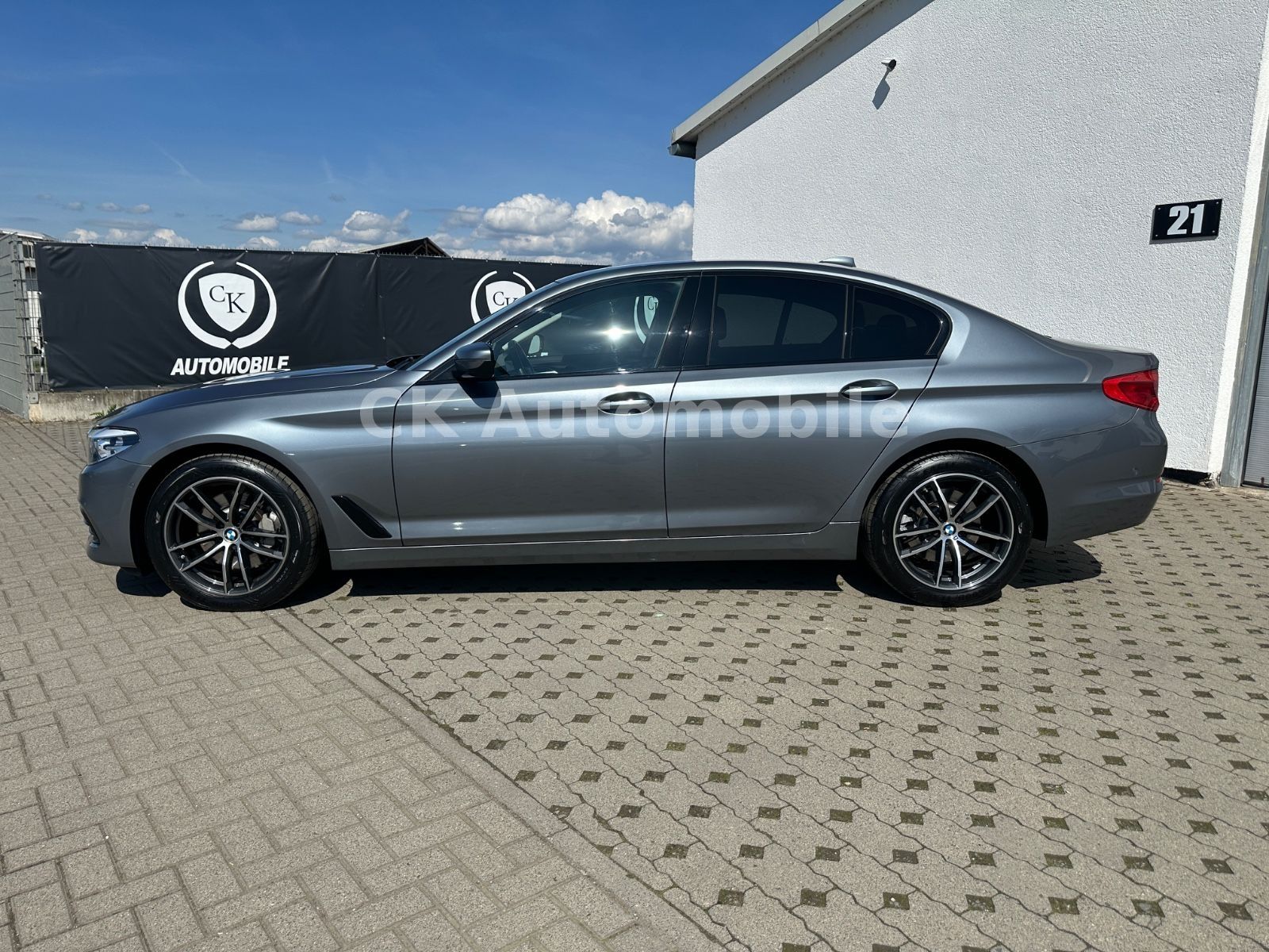 Fahrzeugabbildung BMW 530 i Lim. xDrive Sport Line/Navi/Leder/LED/Kam.