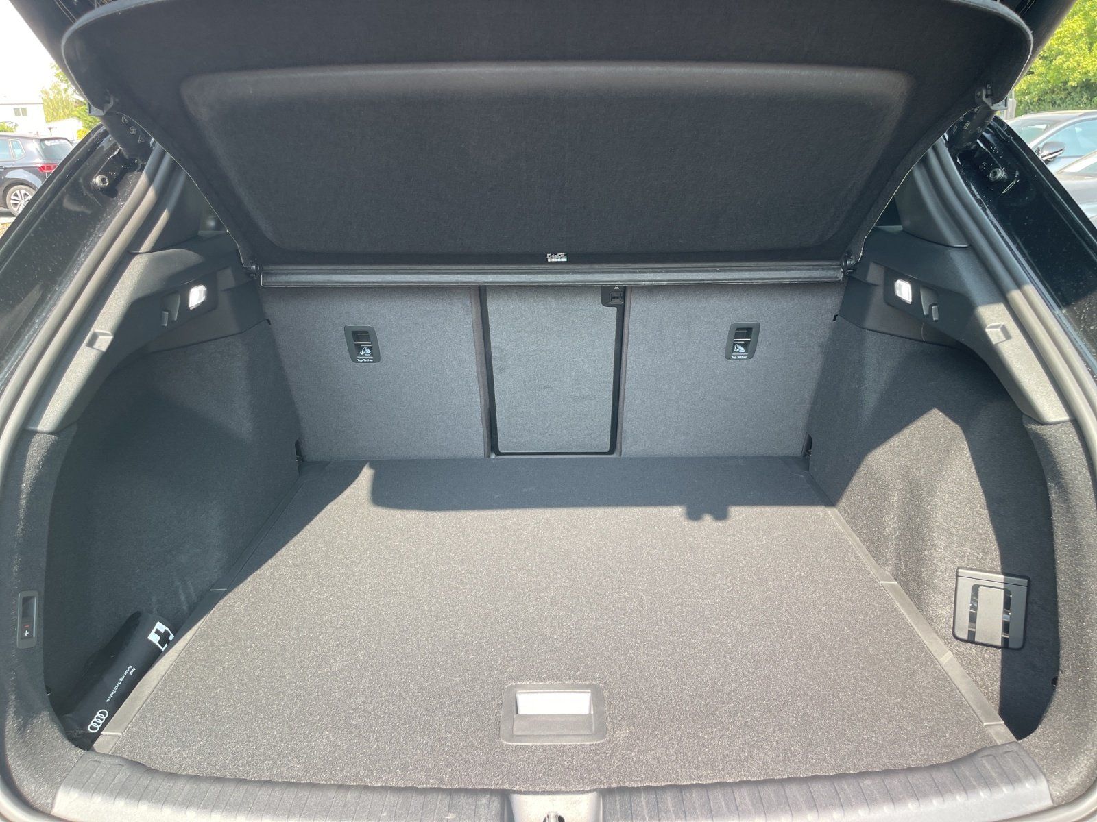 Fahrzeugabbildung Audi Q4 quattro e-tron 220 kW 360,AHK,HUD,Kamera,LED