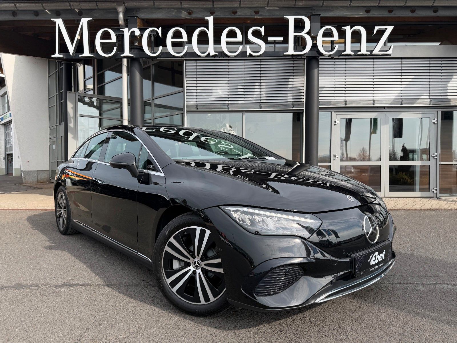 Fahrzeugabbildung Mercedes-Benz EQE 300 Avantgarde+AHK+RFK+Ambiente+HaLenkung