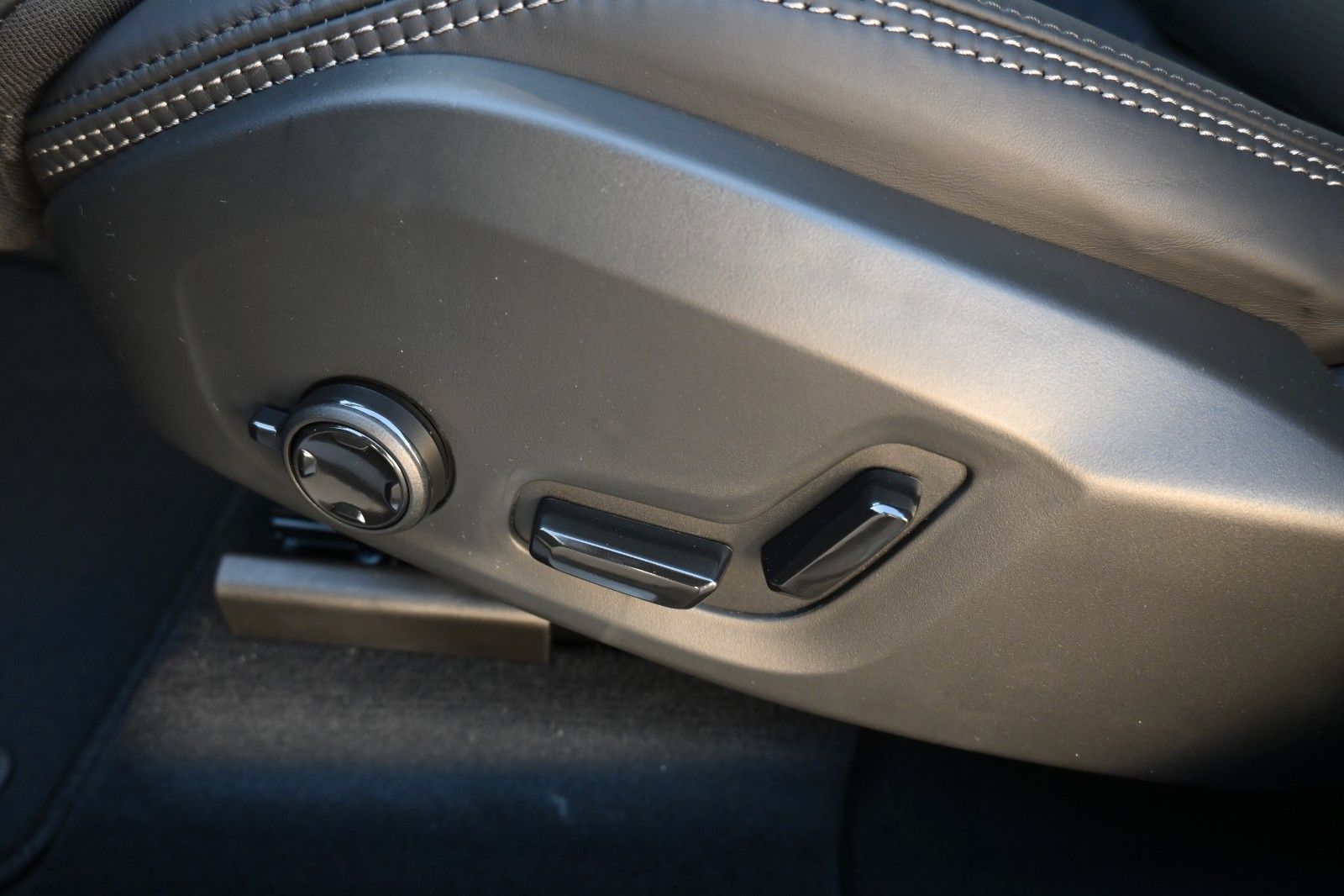 Fahrzeugabbildung Volvo XC60 B5 AWD Ultra Dark*LUFT*360°*ACC*AHK