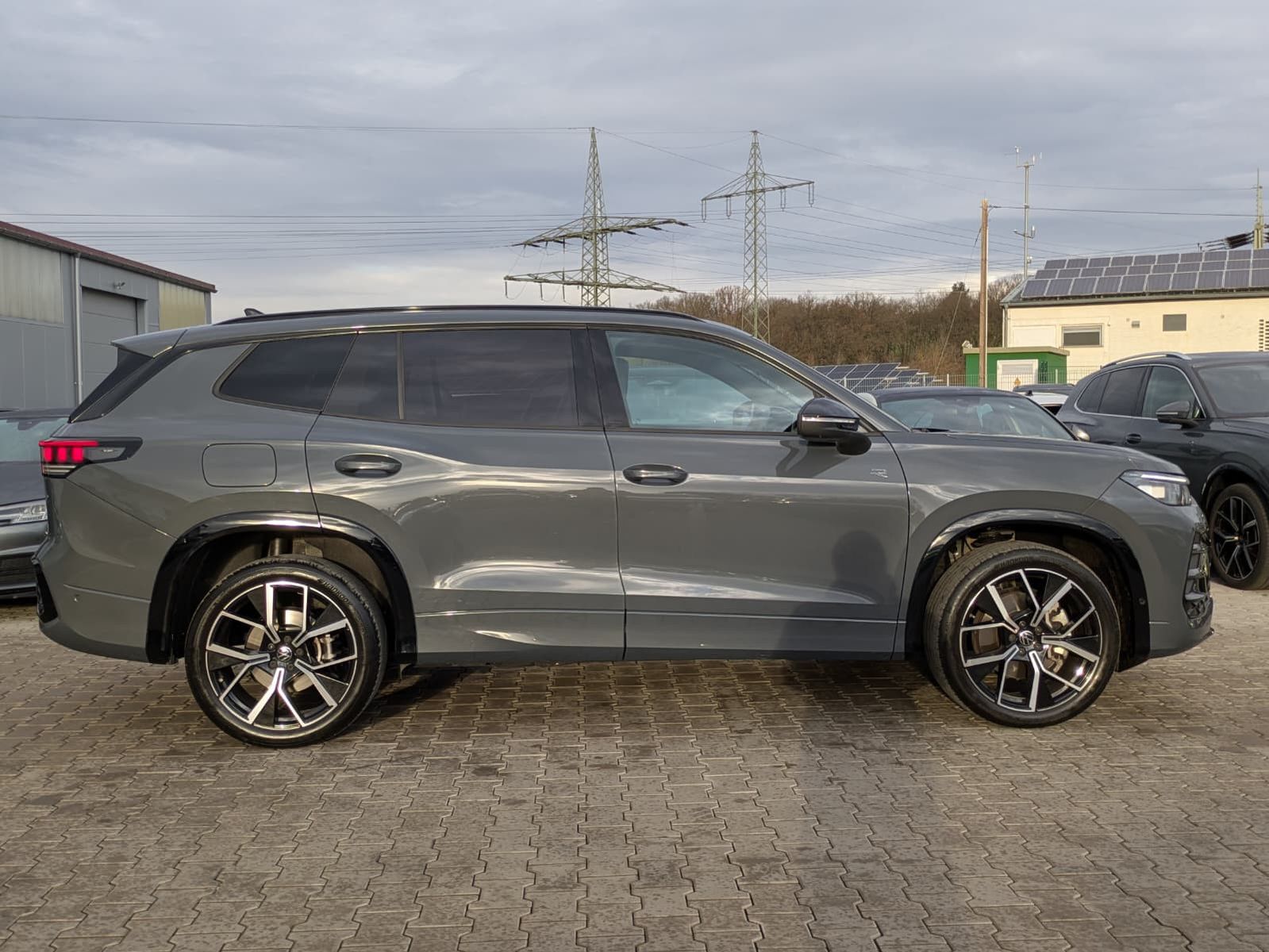 Fahrzeugabbildung Volkswagen Tayron 2.0 TDI 4M R-Line BLACK*7Si*MATRIX*PANO