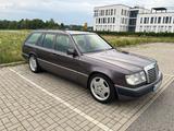 Mercedes-Benz W124 S124 220T  E Klasse 
