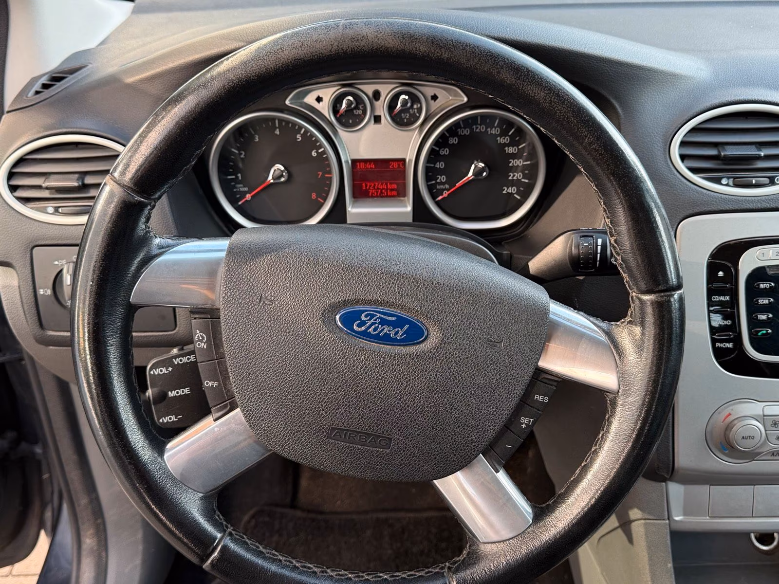Ford Focus 2010 — photo 10