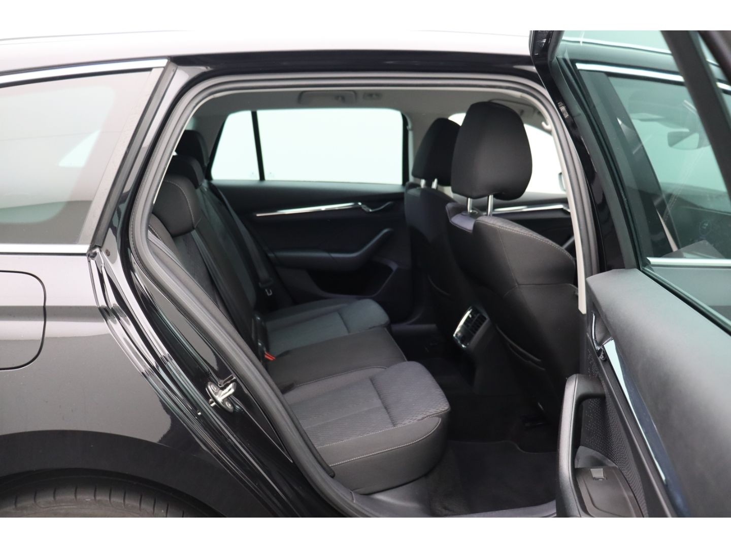 Fahrzeugabbildung SKODA Octavia Combi First Edition ACC 3-Zonen-Klimaa