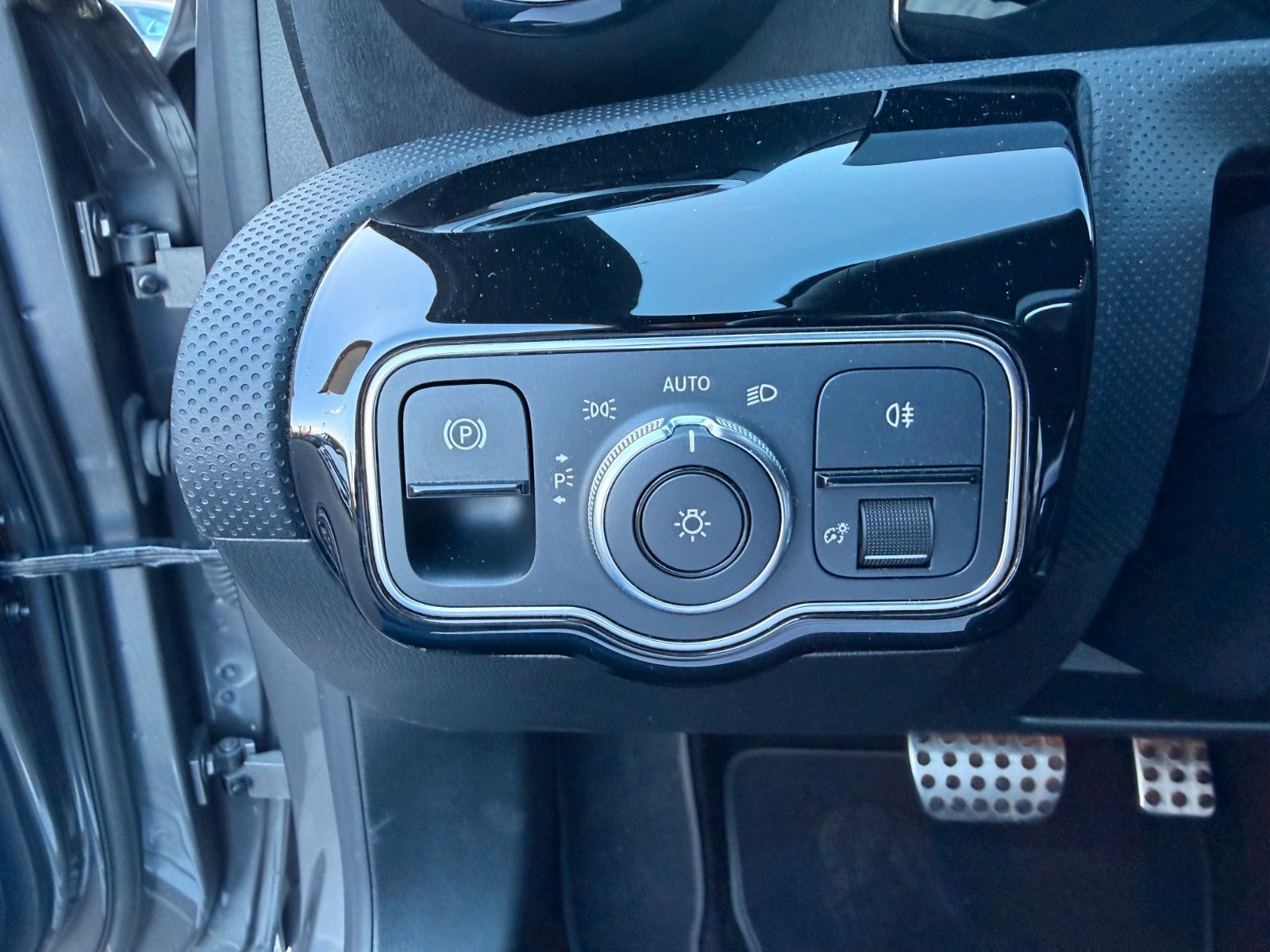 Fahrzeugabbildung Mercedes-Benz A 180 AMG Night+Pano+LED+Carplay