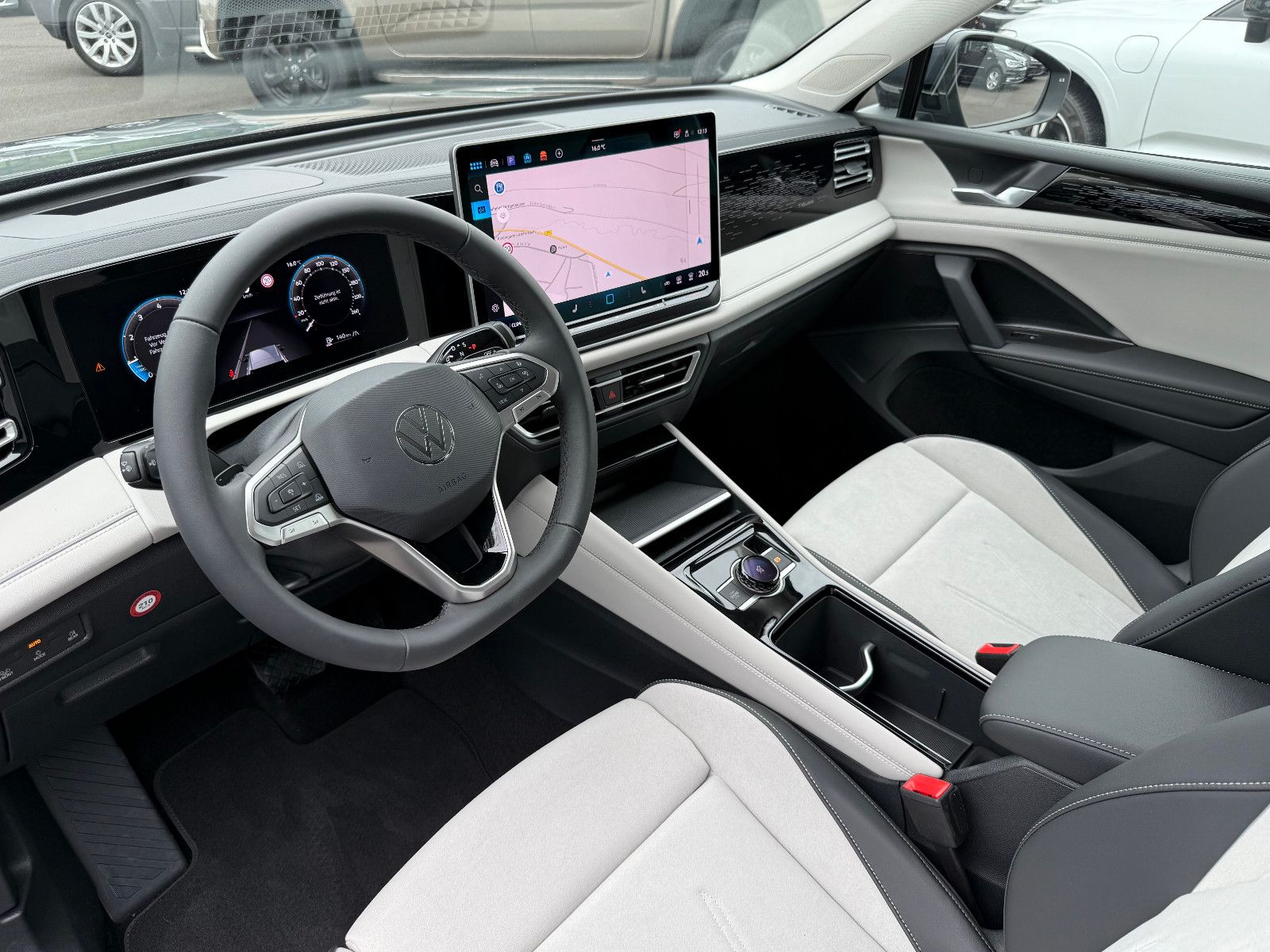 Fahrzeugabbildung Volkswagen Tiguan Elegance AHK ACC HUD LED-Matrix Massage