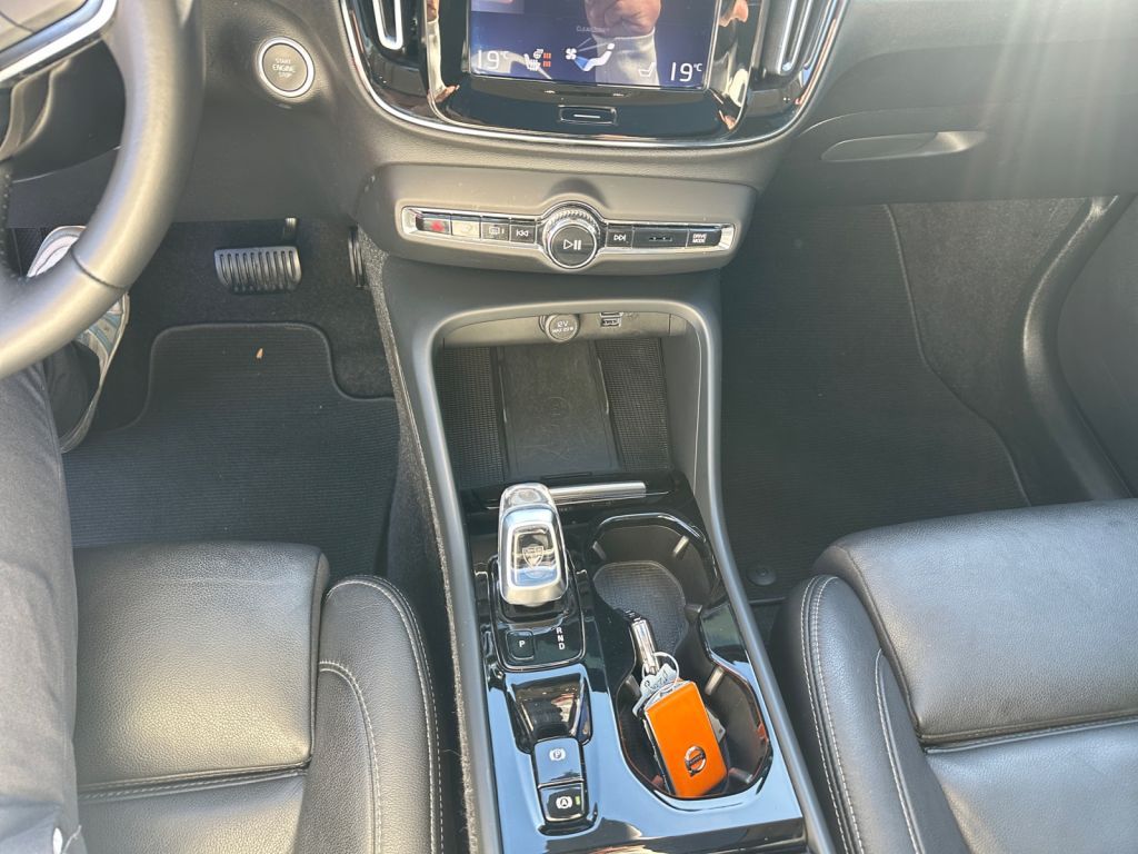 VOLVO XC40 D4 AWD Geartronic Nur an Händler!!! VOLVO XC40 D4 AWD Geartronic Nur an Händler!!!
