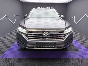 Volkswagen Touareg - 1